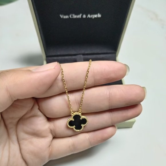 Jewelry - Van Cleef & Arpels agate clover necklace